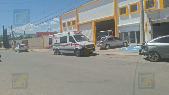 Cajas de cerámica caen sobre trabajador cuando las descargaba en la colonia Granjas