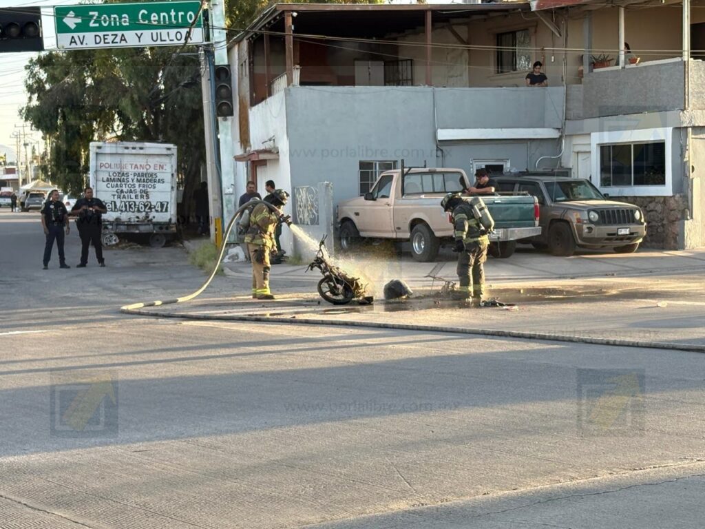Motocicleta se incendia en calles de la colonia San Felipe