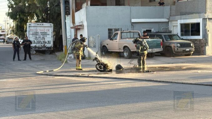 Motocicleta se incendia en calles de la colonia San Felipe