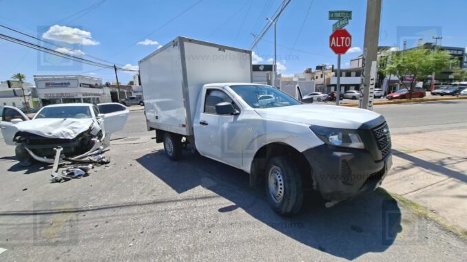 Pasajera resulta lesionada tras fuerte choque entre vehículo de plataforma y pickup