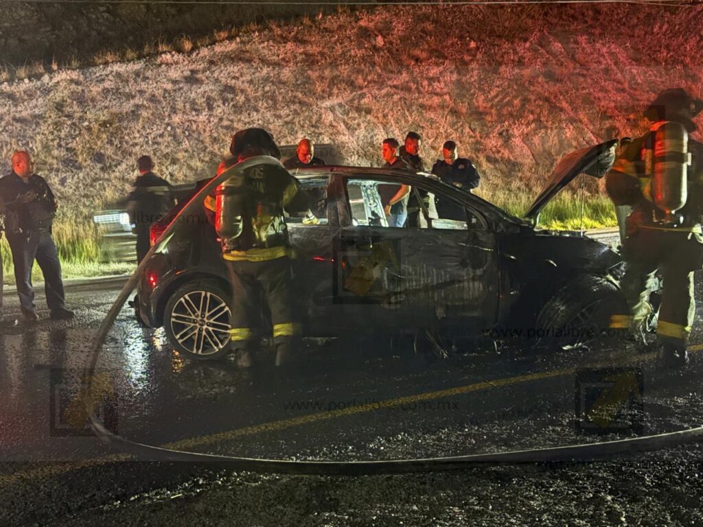 Conductor ebrio derriba poste y su vehículo termina calcinado en la Prolongación Teófilo Borunda