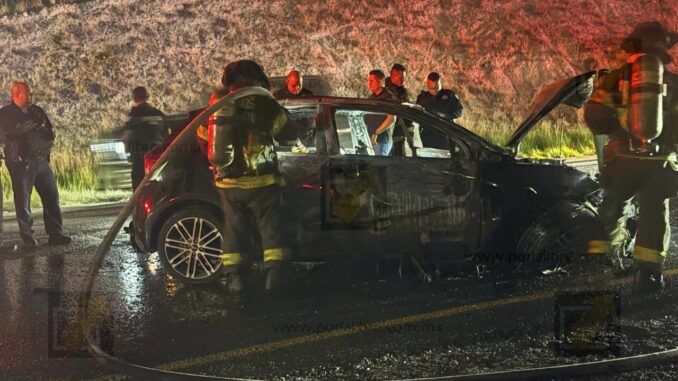 Conductor ebrio derriba poste y su vehículo termina calcinado en la Prolongación Teófilo Borunda