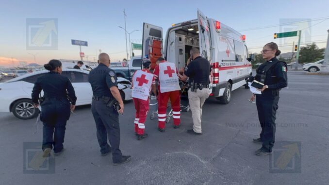 Choque entre patrulla y particular deja a una conductora lesionada