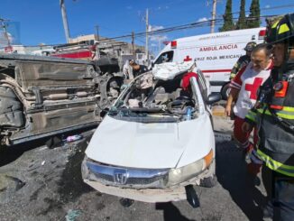 Choque con volcadura en el Juventud; mujer pierde control e impacta de frente en carriles contrarios 