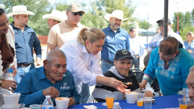 Entrega comedor móvil más de 500 platillos a familias en Temósachic