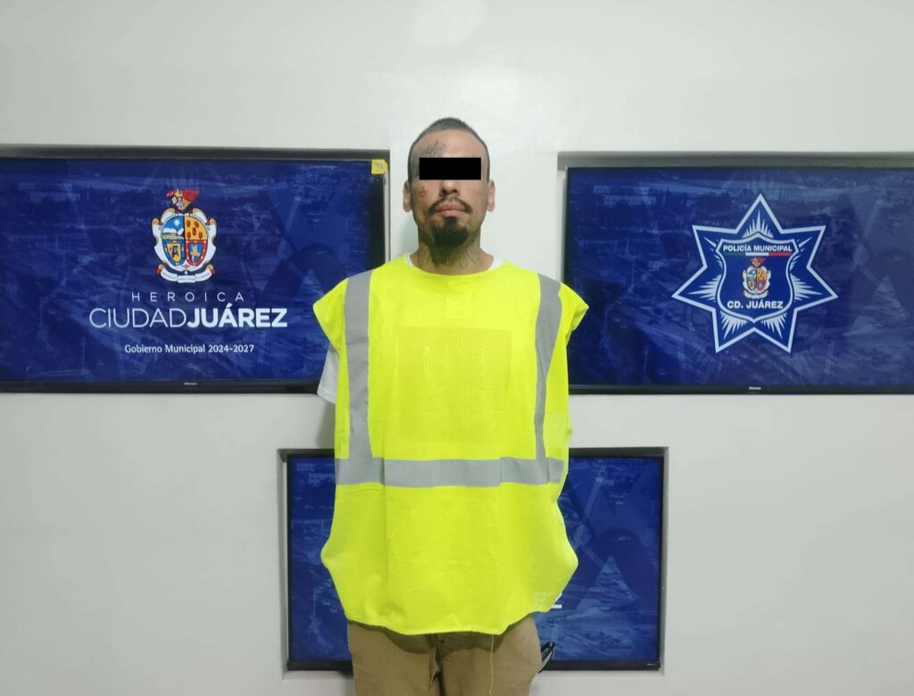 Detienen a dos por asaltar comercio; les aseguran arma de fuego