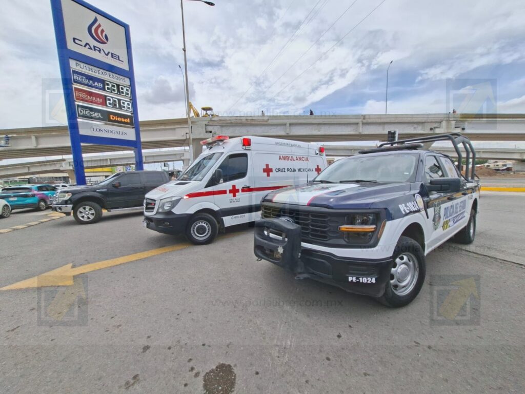 Mujer resulta lesionada tras ser embestida por pickup en Vialidad Los Nogales