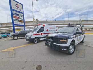 Mujer resulta lesionada tras ser embestida por pickup en Vialidad Los Nogales