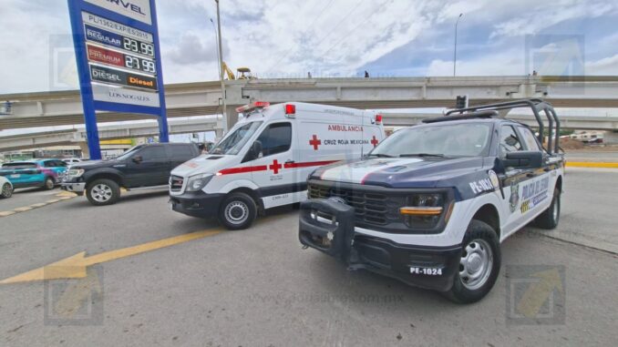 Mujer resulta lesionada tras ser embestida por pickup en Vialidad Los Nogales