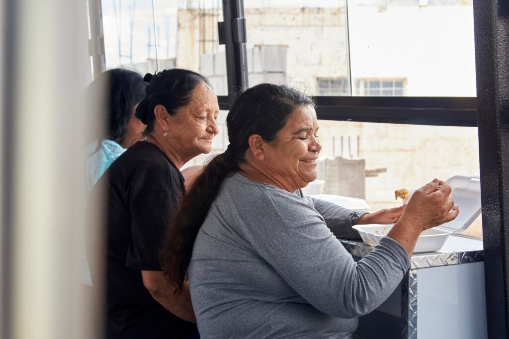 Reciben familias de Los Llanos al comedor móvil de NutriChihuahua