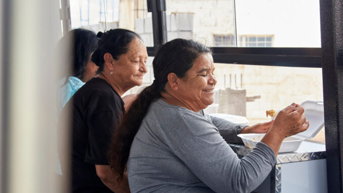 Reciben familias de Los Llanos al comedor móvil de NutriChihuahua