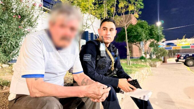 Apoyan a adulto mayor desorientado, lo llevan a su casa