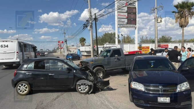 Choque entre tres vehículos deja dos personas lesionadas en el boulevard Juan Pablo II