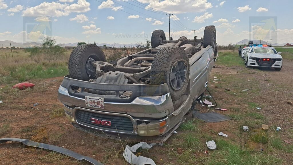 Volcadura deja a dos personas heridas en la carretera Chihuahua-Juárez