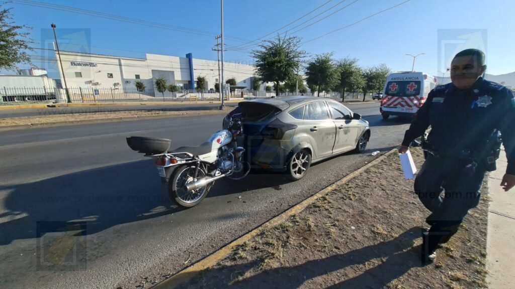 Motociclista impacta contra un vehículo en avenida Homero