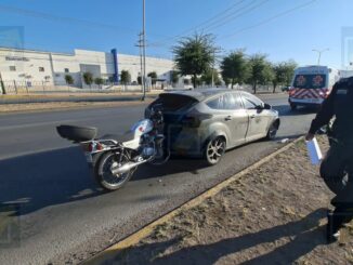Motociclista impacta contra un vehículo en avenida Homero