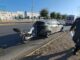 Motociclista impacta contra un vehículo en avenida Homero