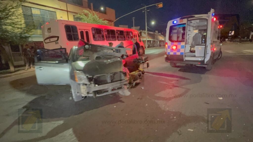 Conductor ebrio invade carril y choca de frente contra camión urbano en Niños Héroes