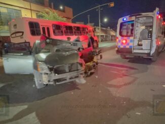 Conductor ebrio invade carril y choca de frente contra camión urbano en Niños Héroes