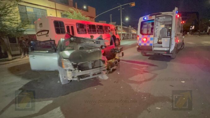 Conductor ebrio invade carril y choca de frente contra camión urbano en Niños Héroes