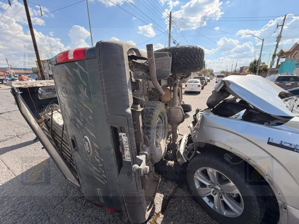 Choque entre dos Ford F-150 deja camioneta volcada en la avenida de las Industrias