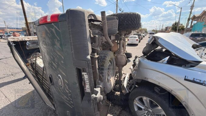 Choque entre dos Ford F-150 deja camioneta volcada en la avenida de las Industrias