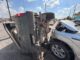Choque entre dos Ford F-150 deja camioneta volcada en la avenida de las Industrias