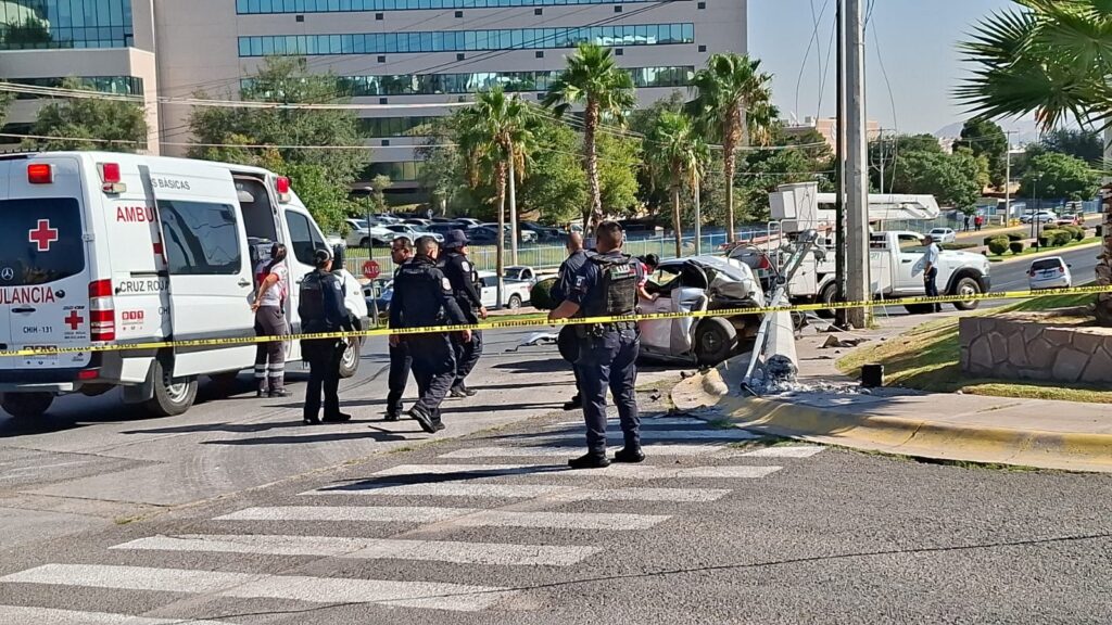 Fuerte choque frente al Hospital Ángeles deja un hombre sin vida