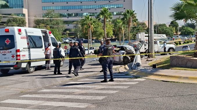 Fuerte choque frente al Hospital Ángeles deja un hombre sin vida