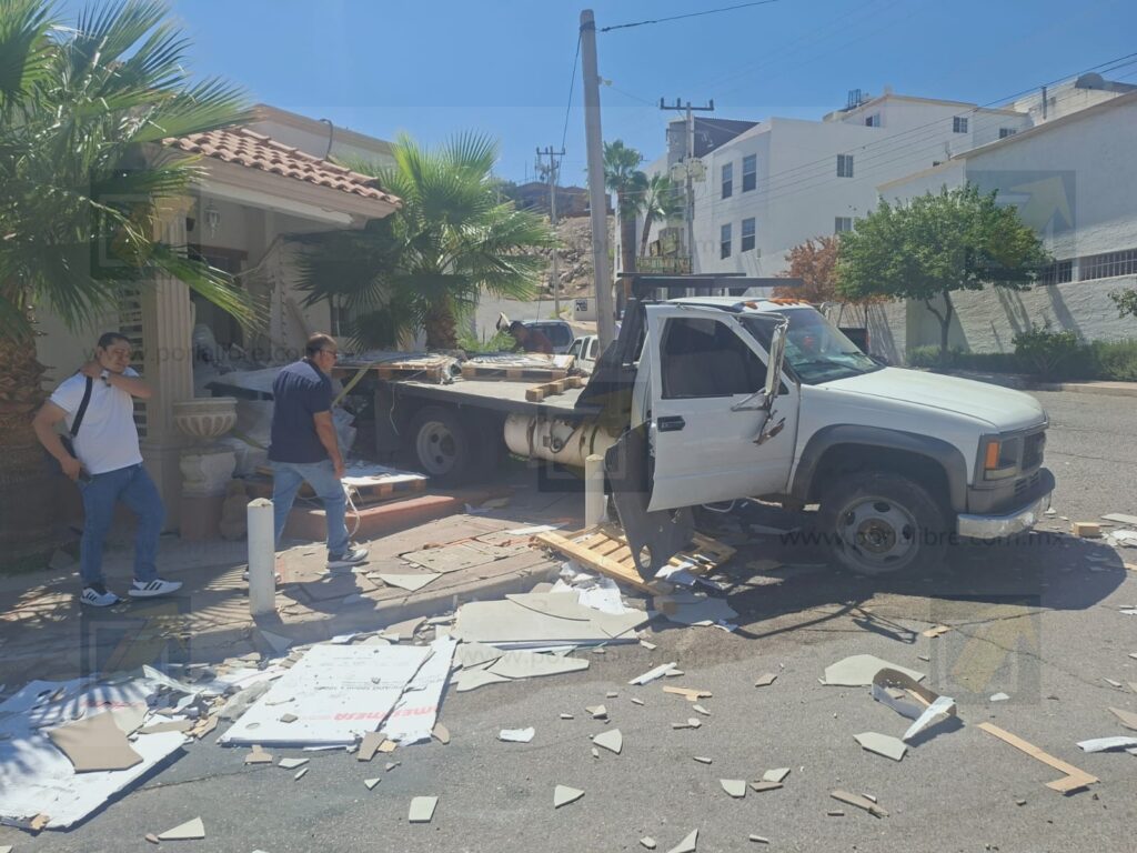 Camión cargado con azulejo se estrella contra vivienda en Jardines de San Francisco