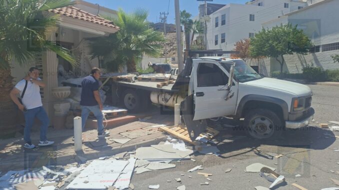 Camión cargado con azulejo se estrella contra vivienda en Jardines de San Francisco