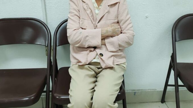 Piden apoyo para localizar a familia de mujer extraviada