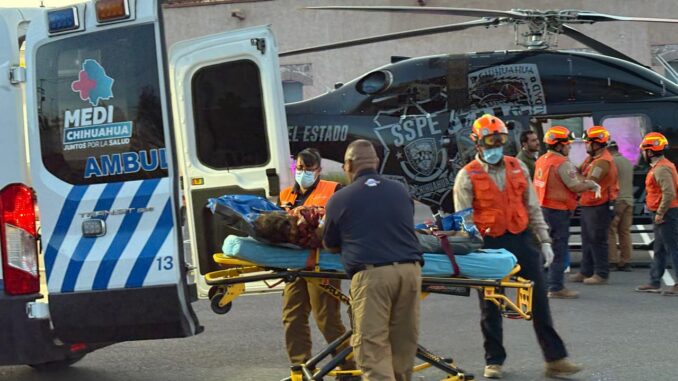 Trasladan vía aérea a jovencita rarámuri tras caer de un barranco en Chínipas