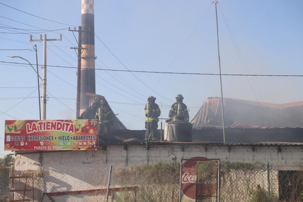 Controla Bomberos incendio en zona habitacional de la colonia Ávalos