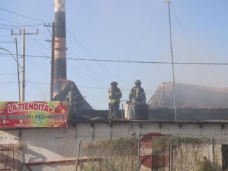 Controla Bomberos incendio en zona habitacional de la colonia Ávalos