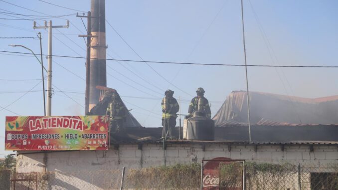 Controla Bomberos incendio en zona habitacional de la colonia Ávalos