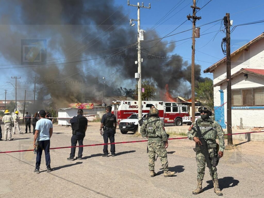 Voraz incendio en Ávalos obliga a evacuar viviendas y el IMSS