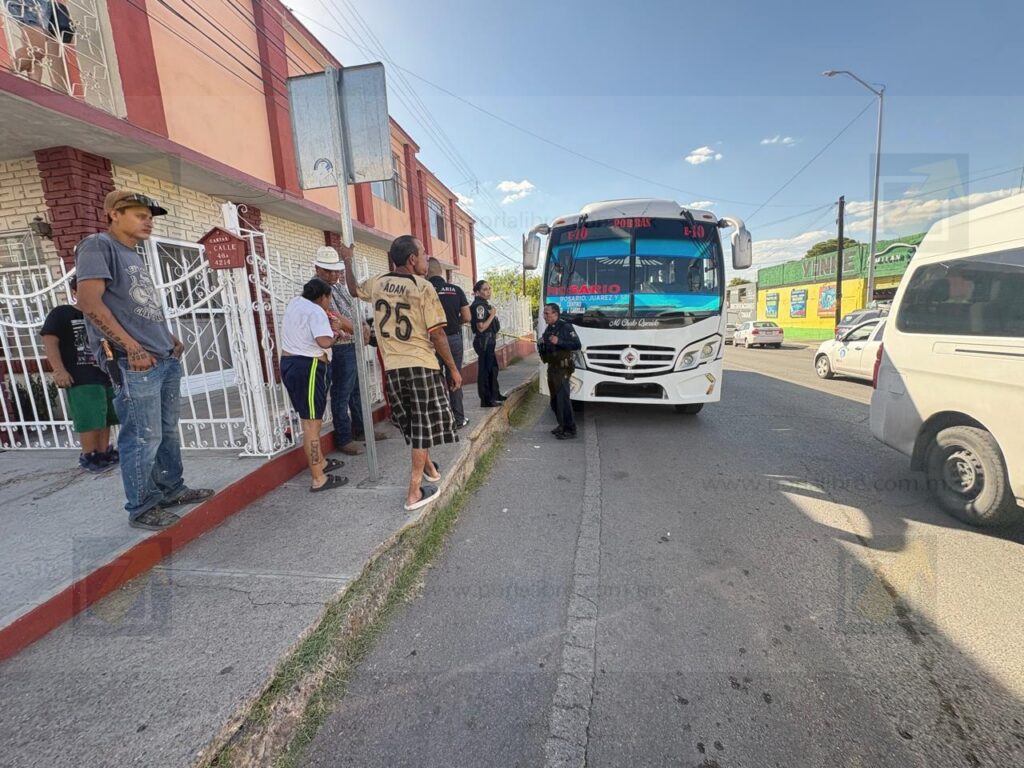 Adulto mayor muere a bordo de camión urbano tras sufrir un infarto