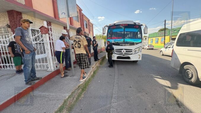 Adulto mayor muere a bordo de camión urbano tras sufrir un infarto
