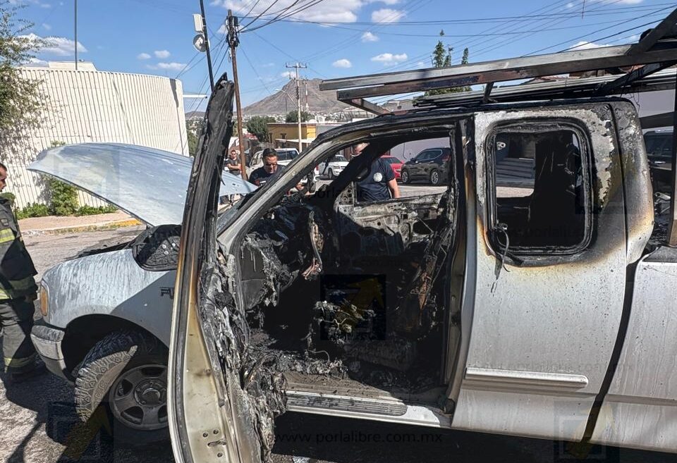 Incendio consume la cabina de una pickup estacionada en Lomas del Santuario