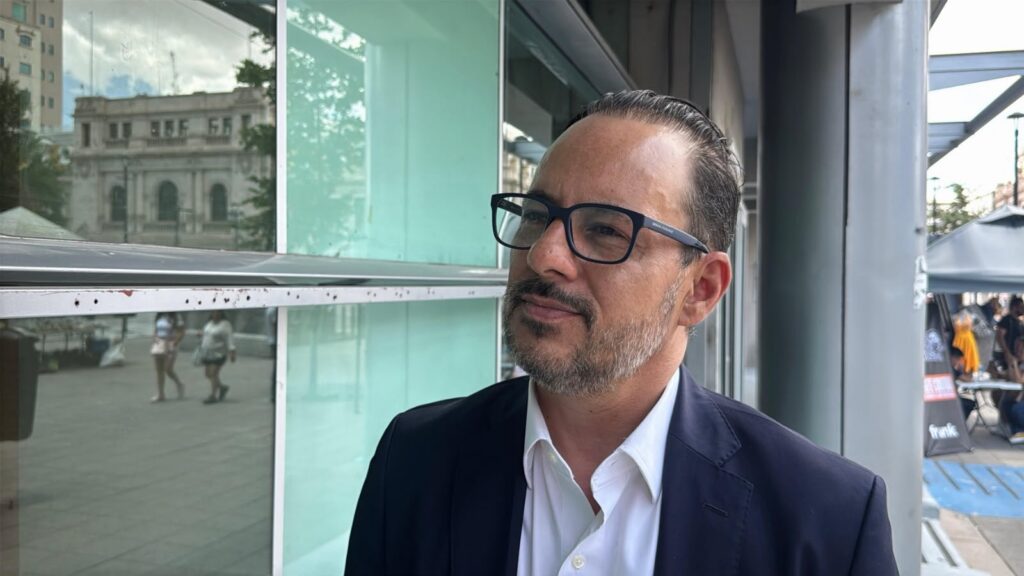 Va Jorge Soto contra el uso de colores partidistas en bienes públicos