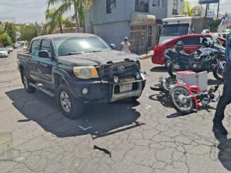 Repartidor de una farmacia sale disparado tras fuerte choque contra una pickup