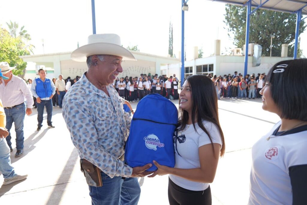 Arturo Zubía entrega más de 1,800 paquetes de útiles escolares y mochilas a estudiantes de Jiménez
