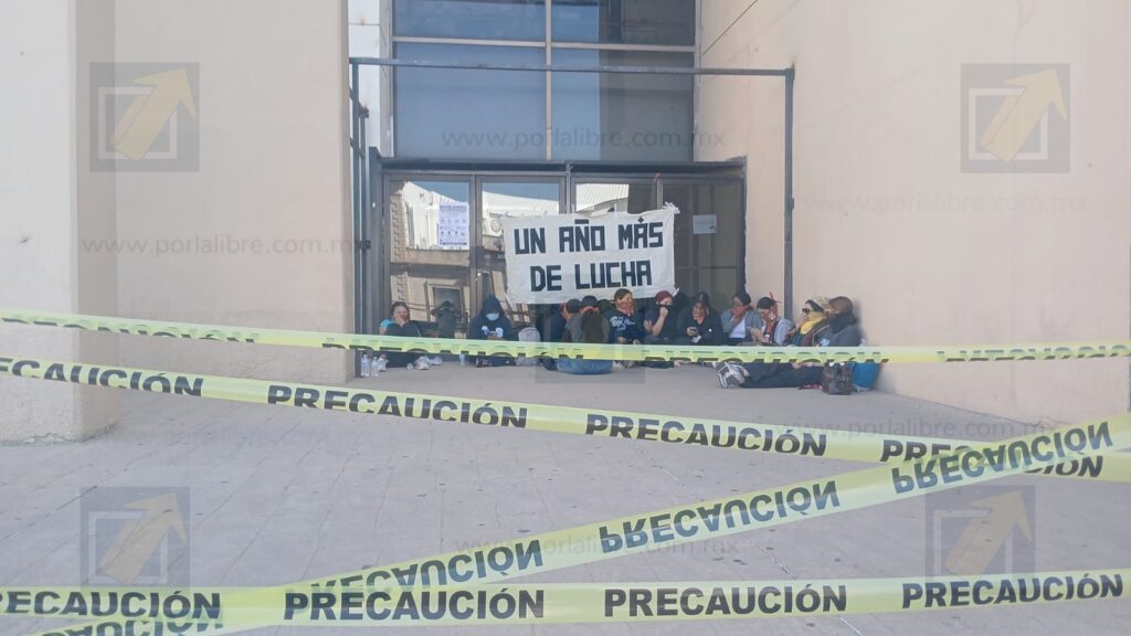 Toman estudiantes de Normal de Saucillo la Secretaría de Educación; exigen plazas docentes definitivas