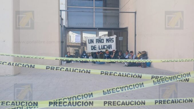 Toman estudiantes de Normal de Saucillo la Secretaría de Educación; exigen plazas docentes definitivas