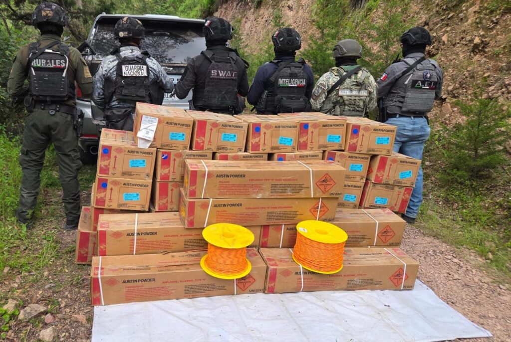 Célula BOI asegura tres vehículos robados y material explosivo en Maguarichi