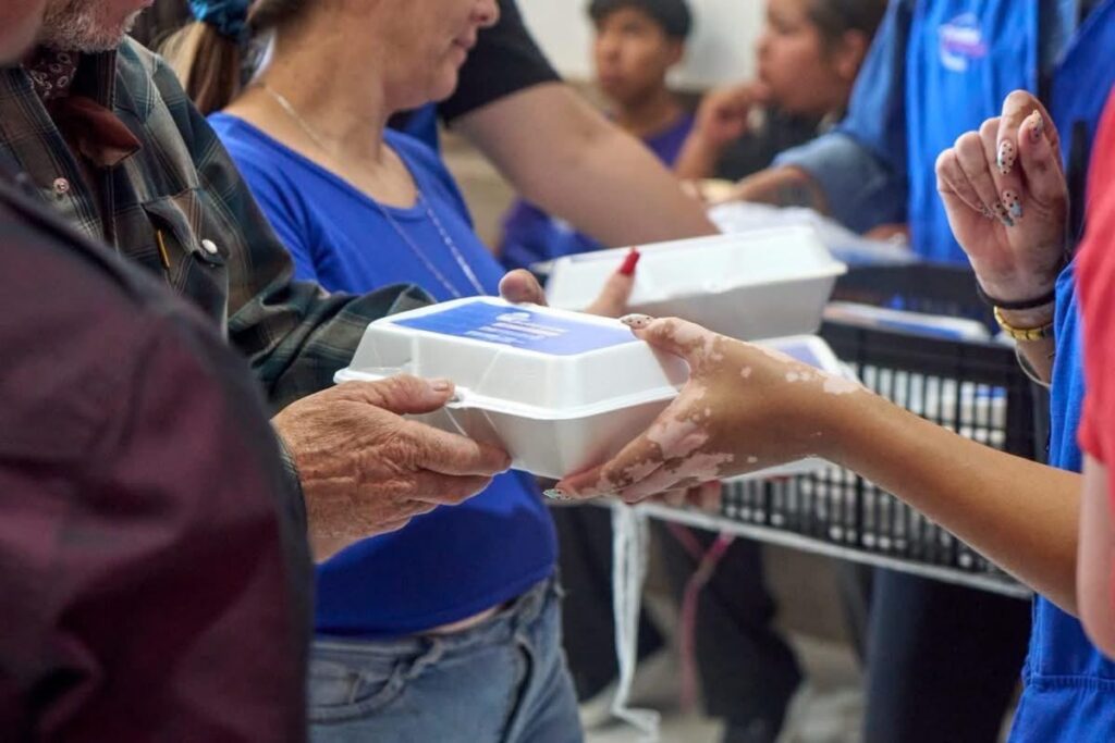 Lleva NutriChihuahua alimento para apoyar a familias en el Hospital Central