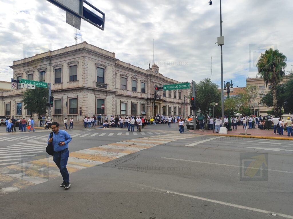 Sindicalizados de la UACH bloquean calles y colapsan el Centro de Chihuahua