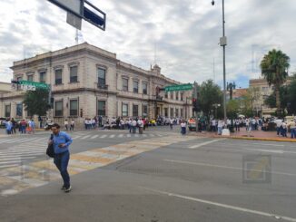Sindicalizados de la UACH bloquean calles y colapsan el Centro de Chihuahua
