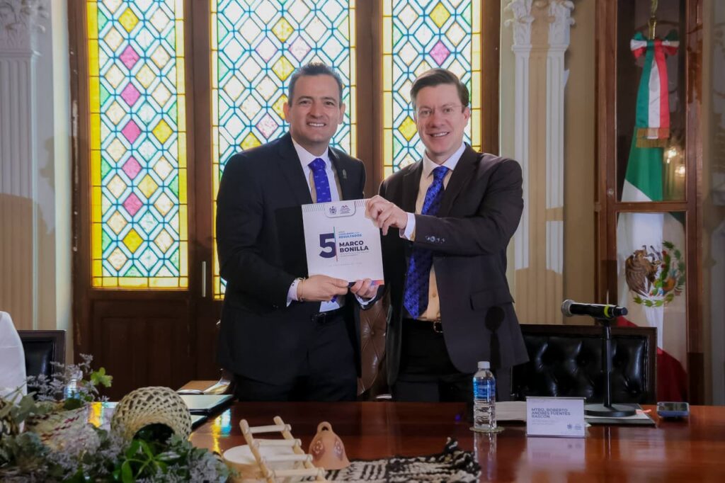 Bonilla entrega al Cabildo su Quinto Informe de Gobierno